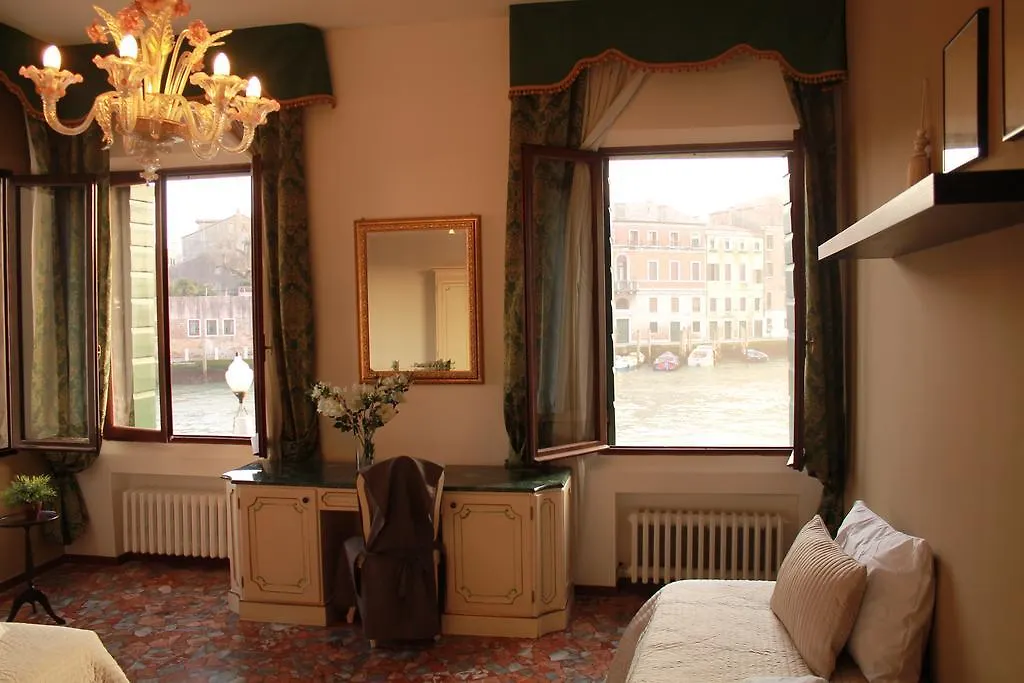 Apartment The Charm Suites Venice Italy